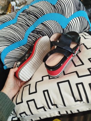 Sandalias plataforma Zara negras y rojas