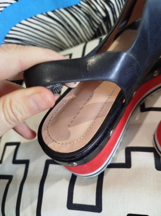 Sandalias plataforma Zara negras y rojas