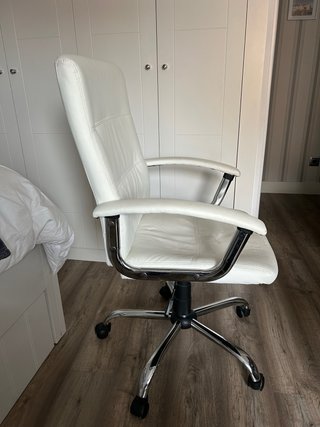 Silla de oficina blanca