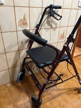 Andador con asiento y cesta