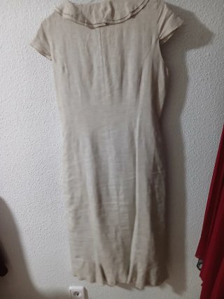 Vestido beige con volantes.