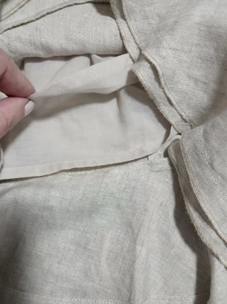 Vestido beige con volantes.