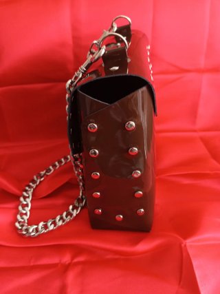 Bolso Gótico Marrón con Cadena Plateada