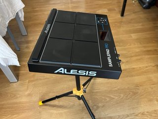 Alesis SamplePad Pro con soporte