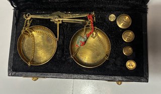 Balanza de precisión con estuche y pesas