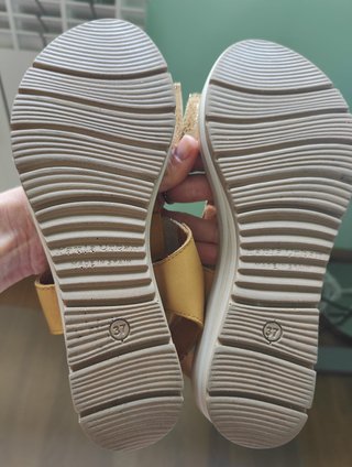 Sandalias Paula Urban doradas y amarillas mostaza