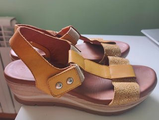 Sandalias Paula Urban doradas y amarillas mostaza