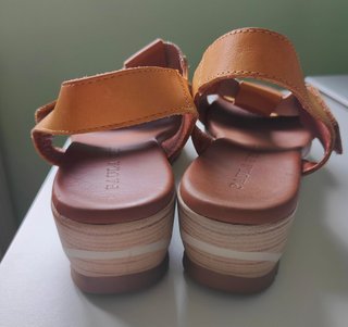 Sandalias Paula Urban doradas y amarillas mostaza