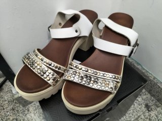 Sandalias Plataforma Tachuelas Blancas y Plateadas