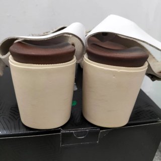 Sandalias Plataforma Tachuelas Blancas y Plateadas