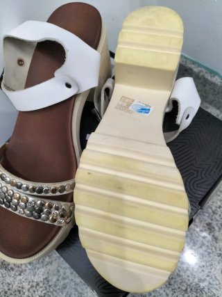 Sandalias Plataforma Tachuelas Blancas y Plateadas