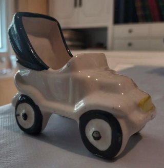 Coche de porcelana blanco y negro