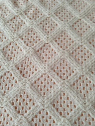 Colcha crochet beis con flecos