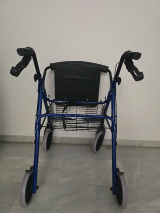 Andador 4 ruedas con asiento y cesta 1 mes de uso