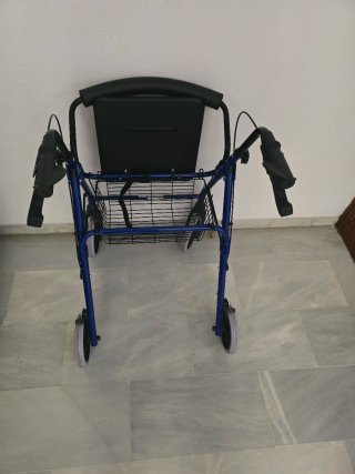 Andador 4 ruedas con asiento y cesta 1 mes de uso