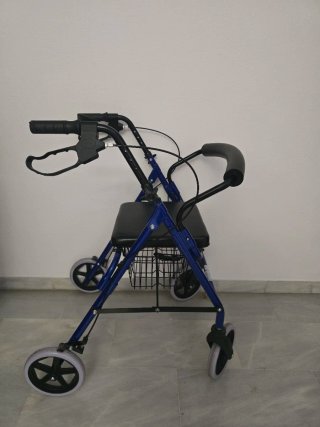 Andador 4 ruedas con asiento y cesta 1 mes de uso