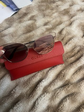 Gafas de sol Guess rosas y doradas