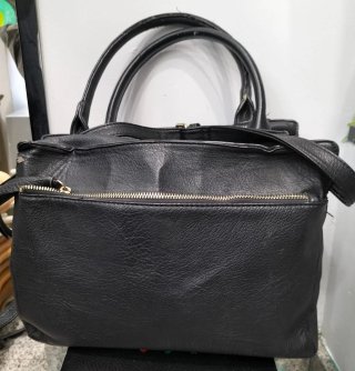 Bolso negro de piel sintética