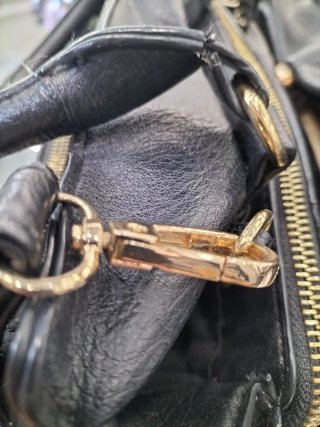 Bolso negro de piel sintética