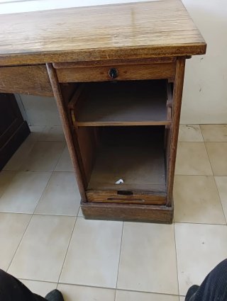 Escritorio antiguo de madera