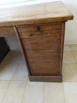 Escritorio antiguo de madera