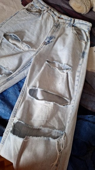 Pantalón vaquero desgarrado