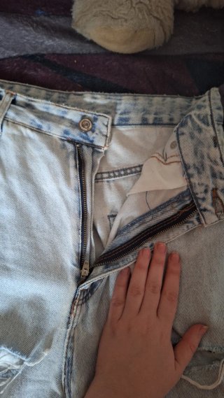 Pantalón vaquero desgarrado