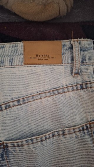 Pantalón vaquero desgarrado