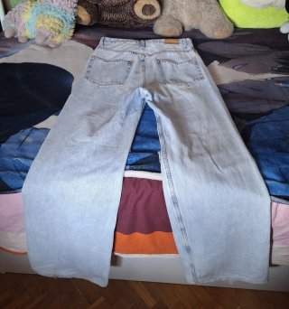 Pantalón vaquero desgarrado