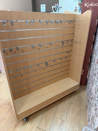 Mueble expositor doble cara con ruedas