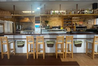Holztische, Stühle, Hocker. Bar, Restaurant.