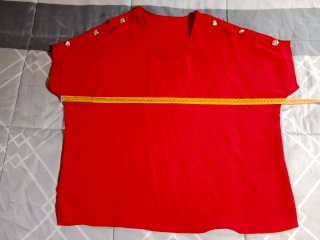 Blusa roja con botones decorativos