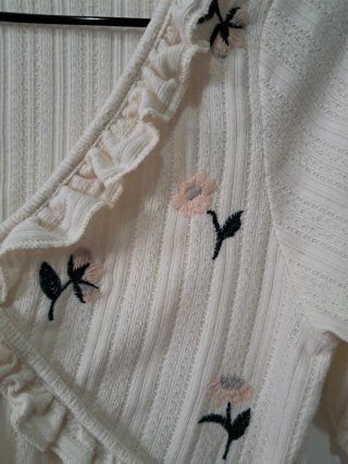 Top crop flores bordadas