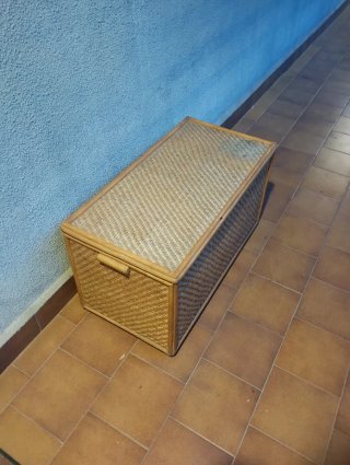 Arcón de madera con acabado mimbre