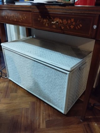 Arcón de madera con acabado mimbre