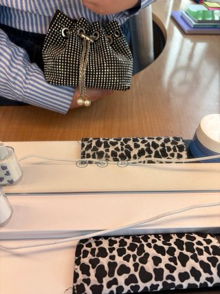 Bolso de fiesta plateado con pedrería