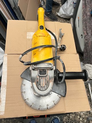 Radial DeWalt DWE490 2000W + Disco Diamante Brida