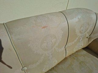 Sofá clásico beige para restaurar