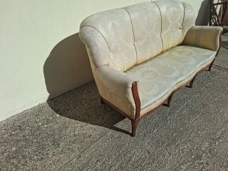 Sofá clásico beige para restaurar