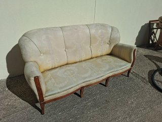Sofá clásico beige para restaurar