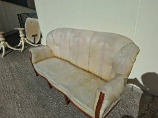 Sofá clásico beige para restaurar