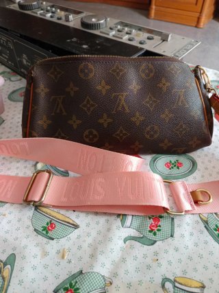 Bolso Louis Vuitton Monogram con correa rosa