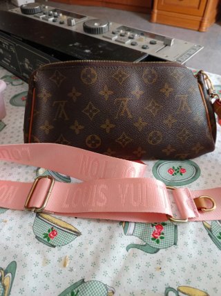 Bolso Louis Vuitton Monogram con correa rosa