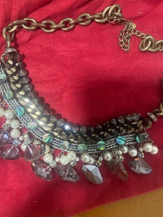 Collar dorado con abalorios y perlas