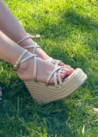 Sandalias de cuña doradas y beige