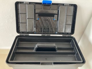 Caja de herramientas azul y negra