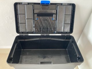 Caja de herramientas azul y negra