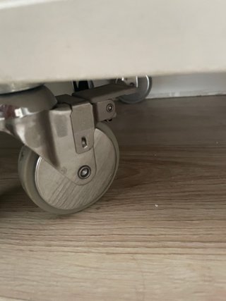 Mueble de almacenaje blanco con ruedas