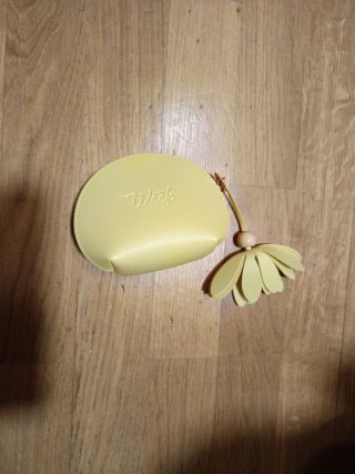 Monedero amarillo SHEIN con flor