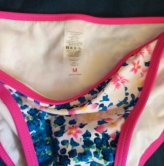 Bikini floral multicolor con detalles rosas